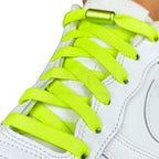 Elastische veters zonder strikken plat 9mm metalen draai capsule fluorescerend groen geregen in witte Nike Air Force 1