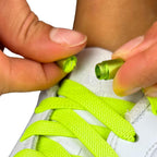 Elastische veters zonder strikken plat 9mm metalen draai capsule fluorescerend groen detailfoto van hoe de sluiting werkt