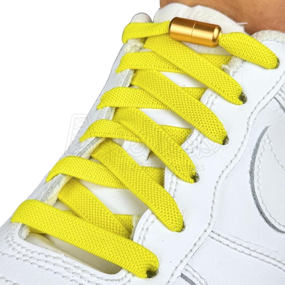 Elastische veters zonder strikken plat 9mm metalen draai capsule geel geregen in witte Nike Air Force 1