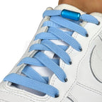 Elastische veters zonder strikken plat 9mm metalen draai capsule hemelsblauw geregen in witte Nike Air Force 1