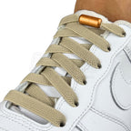Elastische veters zonder strikken plat 9mm metalen draai capsule khaki geregen in witte Nike Air Force 1