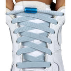 Elastische veters zonder strikken plat 9mm metalen draai capsule lichtblauw met stretch uitgerekt