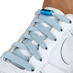 Elastische veters zonder strikken plat 9mm metalen draai capsule lichtblauw geregen in witte Nike Air Force 1