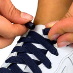 Elastische veters zonder strikken plat 9mm metalen draai capsule marineblauw detailfoto van hoe de sluiting werkt