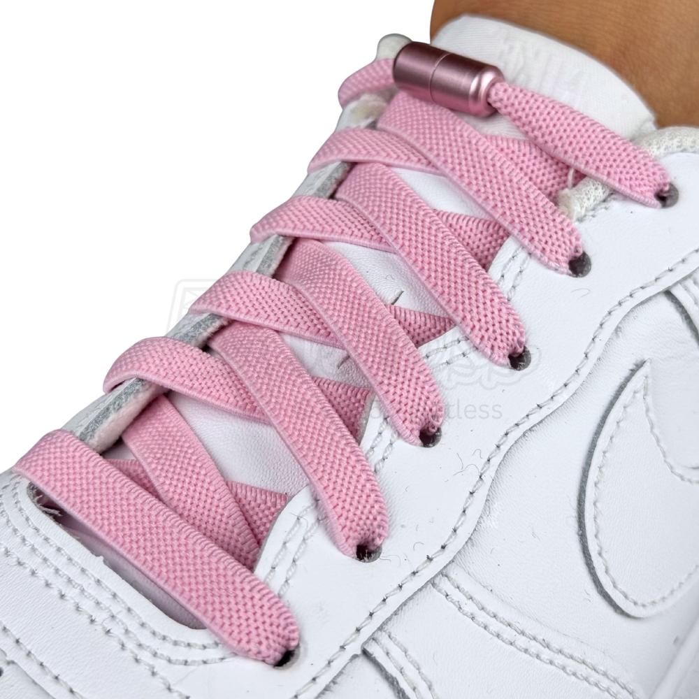 Elastische veters zonder strikken plat 9mm metalen draai capsule roze geregen in witte Nike Air Force 1