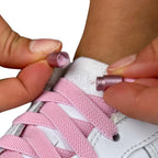 Elastische veters zonder strikken plat 9mm metalen draai capsule roze detailfoto van hoe de sluiting werkt