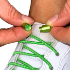 Elastische veters zonder strikken reflecterend 3mm capsule sluiting appelgroen detailfoto van hoe de sluiting werkt