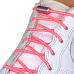 Elastische veters zonder strikken reflecterend 3mm capsule sluiting fluorescerend roze geregen in witte Nike Air Force 1