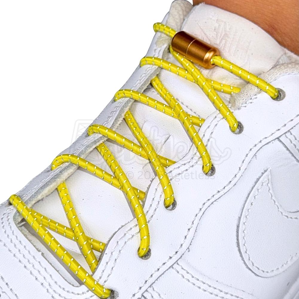 Elastische veters zonder strikken reflecterend 3mm capsule sluiting geel geregen in witte Nike Air Force 1