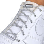 Elastische veters zonder strikken reflecterend 3mm capsule sluiting grijs geregen in witte Nike Air Force 1