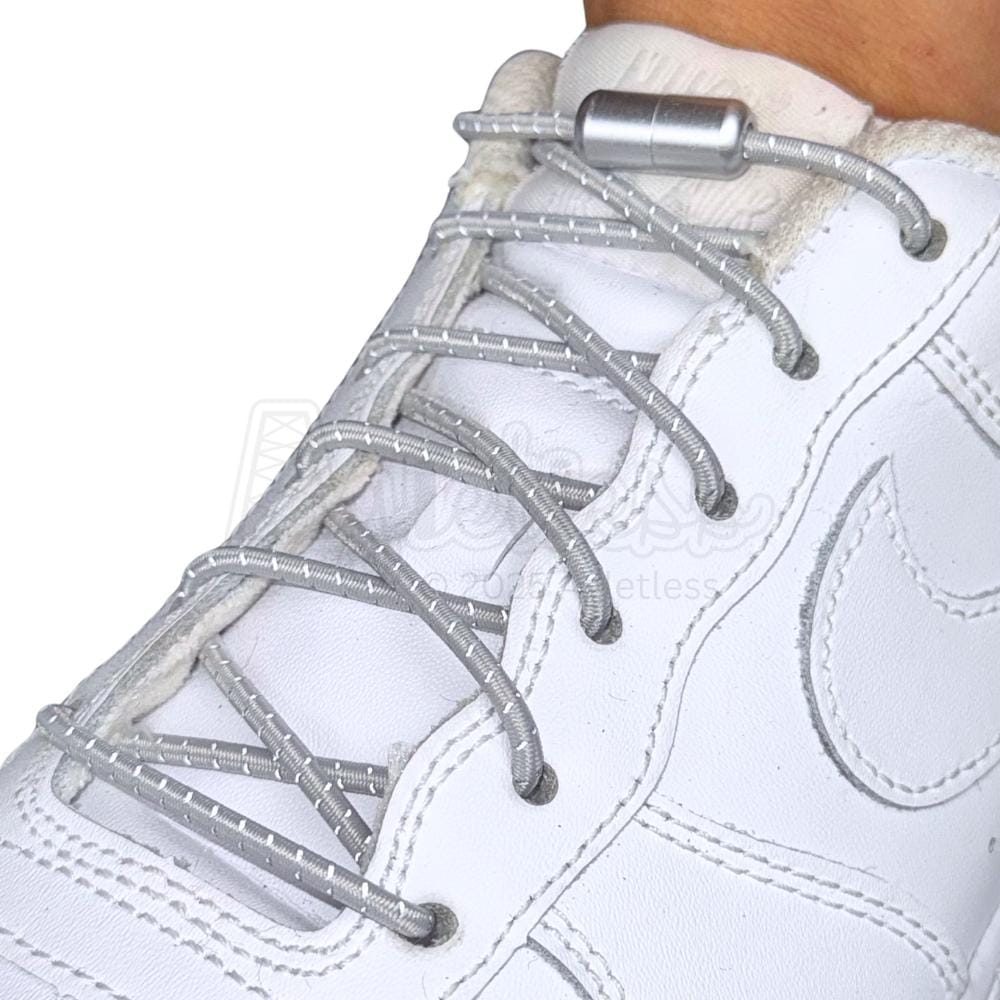 Elastische veters zonder strikken reflecterend 3mm capsule sluiting grijs geregen in witte Nike Air Force 1
