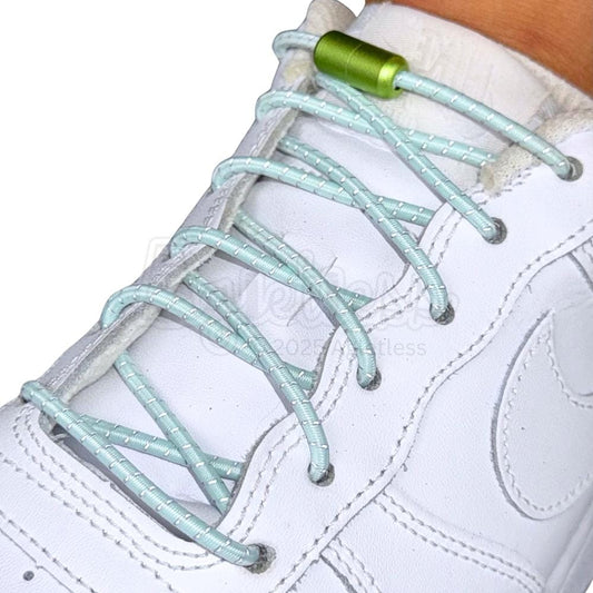Elastische veters zonder strikken reflecterend 3mm capsule sluiting lichtgroen geregen in witte Nike Air Force 1