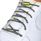 Elastische veters zonder strikken reflecterend 3mm capsule sluiting mosgroen geregen in witte Nike Air Force 1
