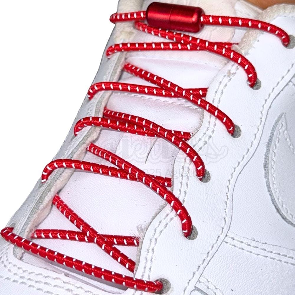 Elastische veters zonder strikken reflecterend 3mm capsule sluiting rood geregen in witte Nike Air Force 1