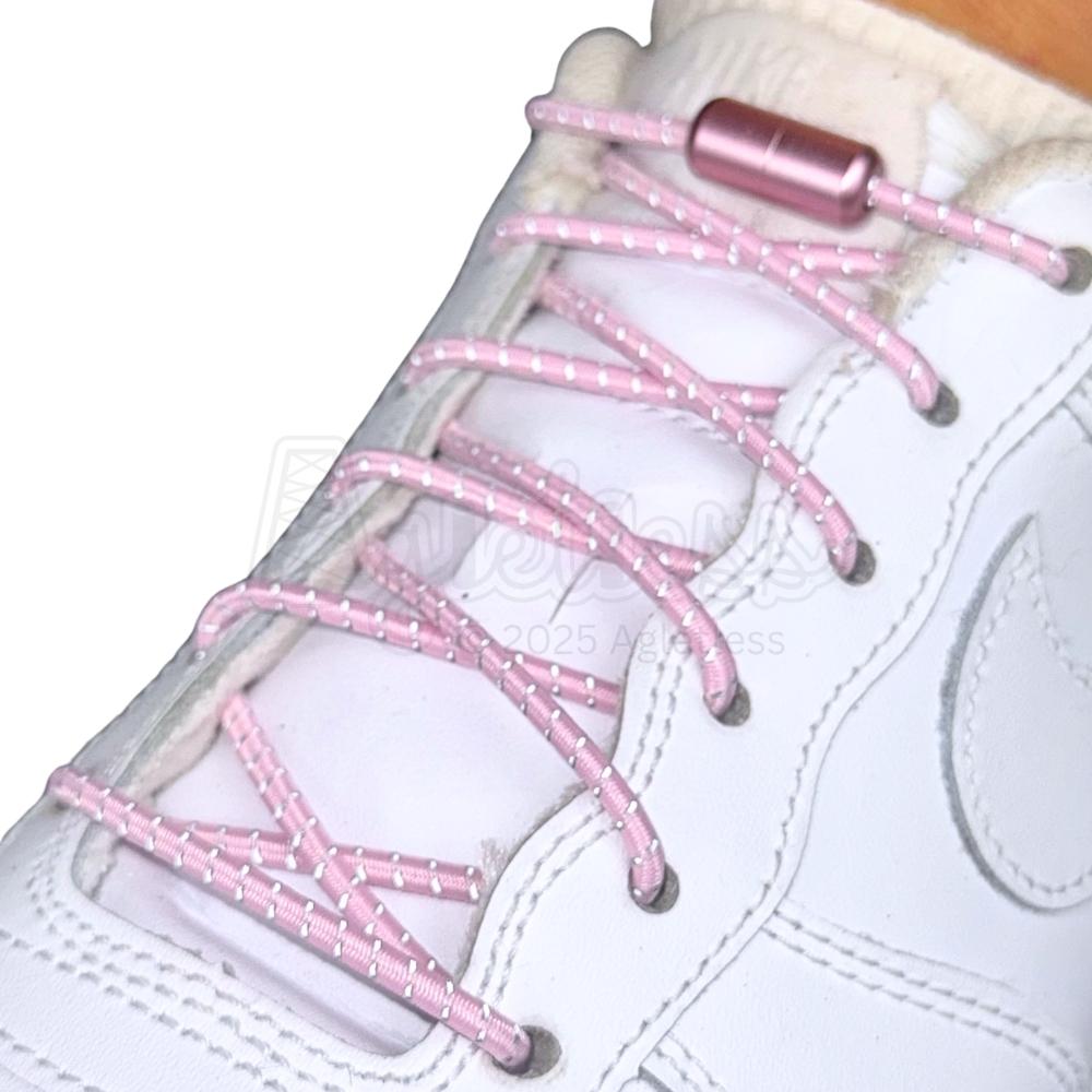 Elastische veters zonder strikken reflecterend 3mm capsule sluiting roze geregen in witte Nike Air Force 1