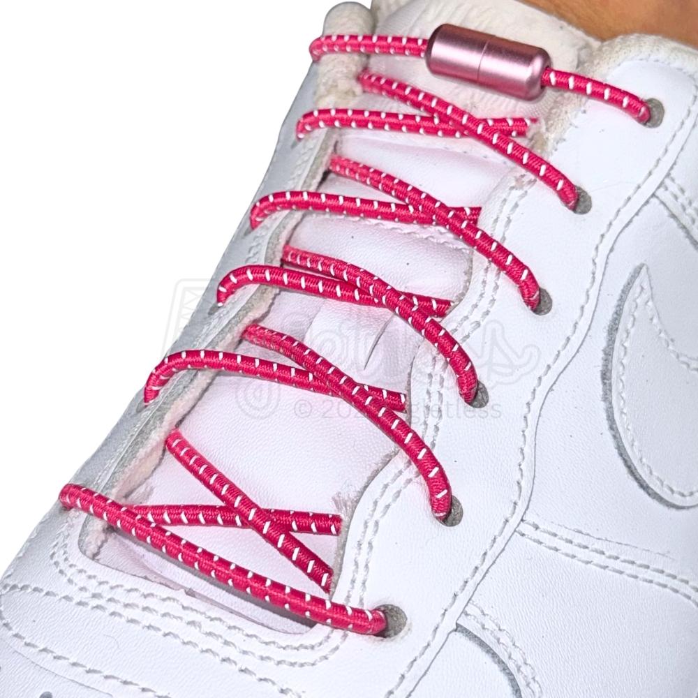 Elastische veters zonder strikken reflecterend 3mm capsule sluiting rozenrood geregen in witte Nike Air Force 1