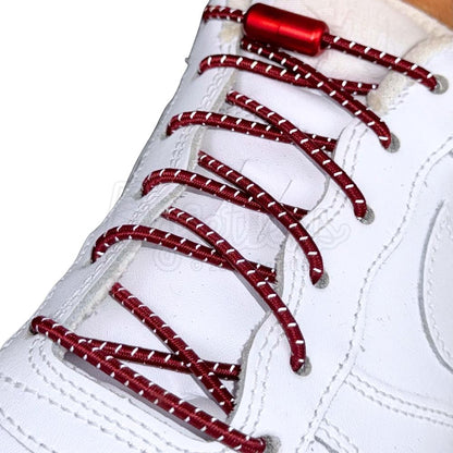 Elastische veters zonder strikken reflecterend 3mm capsule sluiting wijnrood geregen in witte Nike Air Force 1