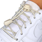 Elastische veters zonder strikken reflecterend 3mm lock sluiting beige geregen in witte Nike Air Force 1