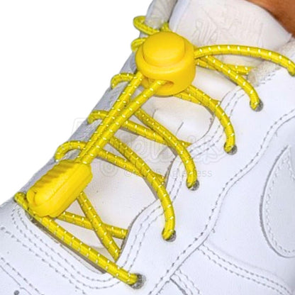 Elastische veters zonder strikken reflecterend 3mm lock sluiting geel geregen in witte Nike Air Force 1