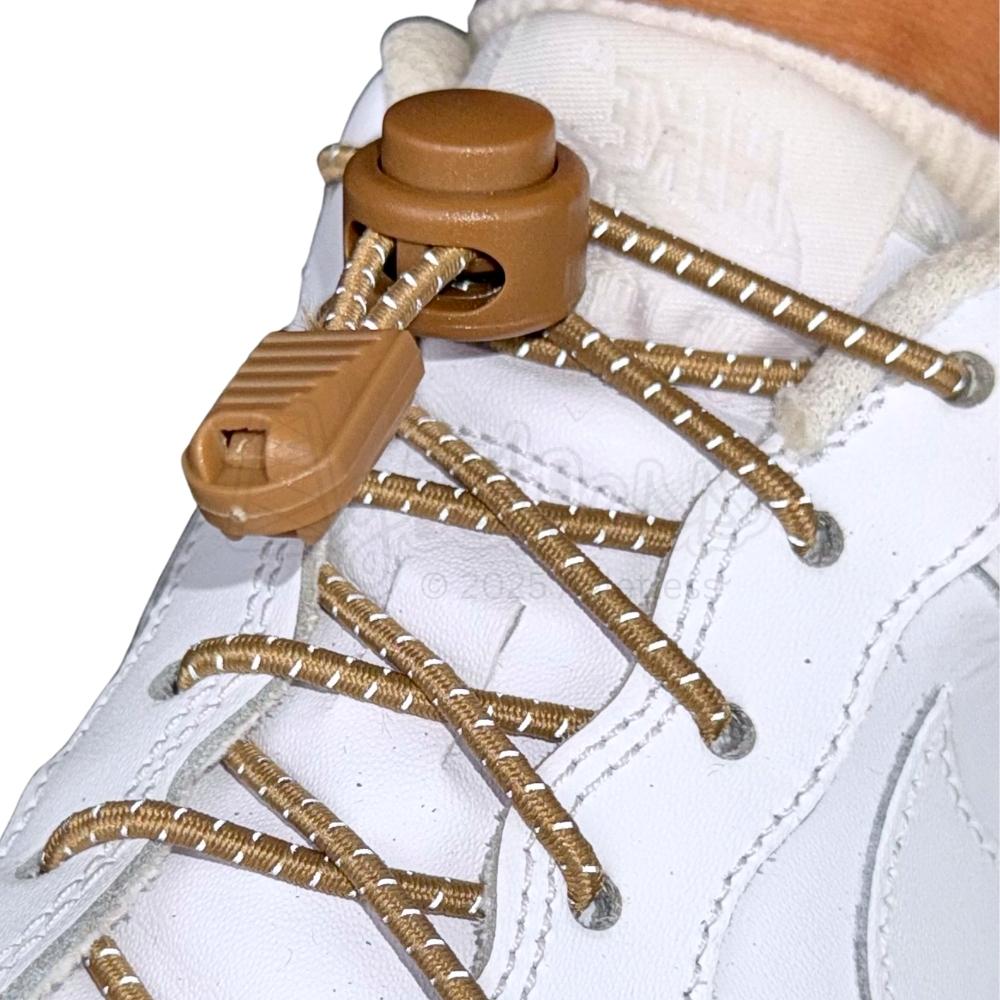 Elastische veters zonder strikken reflecterend 3mm lock sluiting khaki geregen in witte Nike Air Force 1
