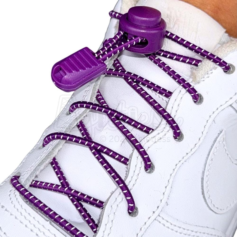 Elastische veters zonder strikken reflecterend 3mm lock sluiting paars geregen in witte Nike Air Force 1