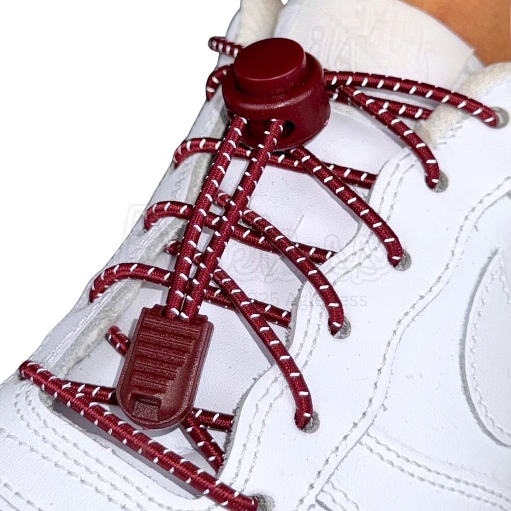 Elastische veters zonder strikken reflecterend 3mm lock sluiting wijnrood geregen in witte Nike Air Force 1