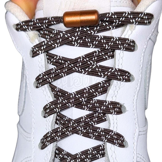 Elastische veters zonder strikken reflecterend 7mm capsule sluiting donkerbruin met stretch uitgerekt