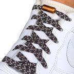 Elastische veters zonder strikken reflecterend 7mm capsule sluiting donkerbruin geregen in witte Nike Air Force 1