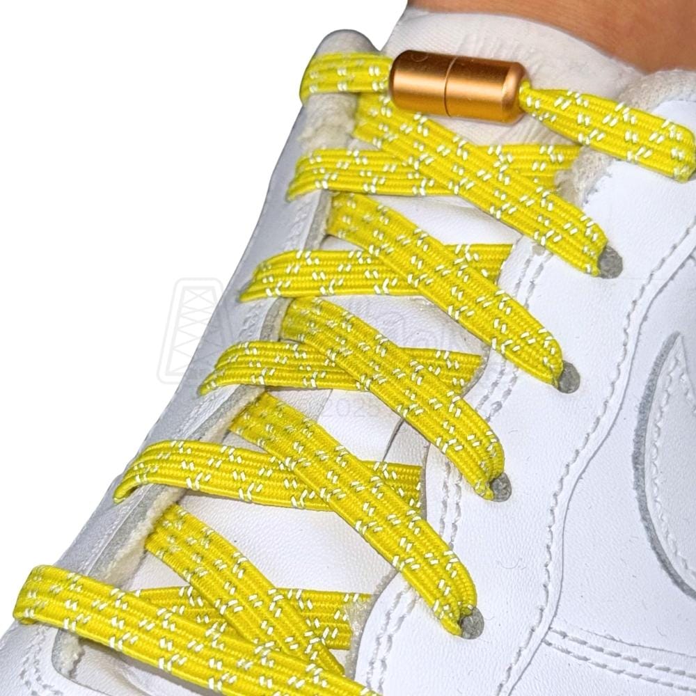 Elastische veters zonder strikken reflecterend 7mm capsule sluiting geel geregen in witte Nike Air Force 1
