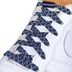 Elastische veters zonder strikken reflecterend 7mm capsule sluiting marineblauw geregen in witte Nike Air Force 1