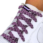 Elastische veters zonder strikken reflecterend 7mm capsule sluiting paars geregen in witte Nike Air Force 1