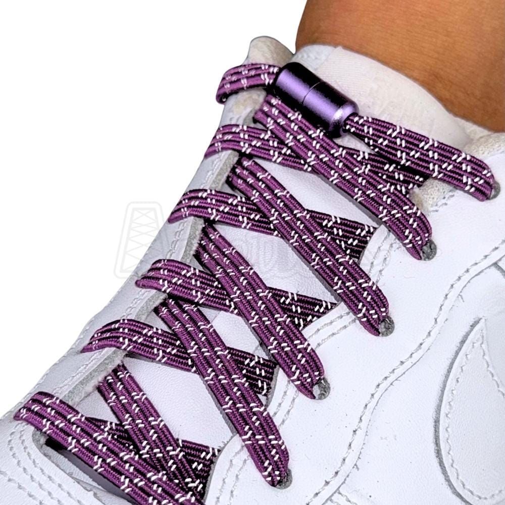 Elastische veters zonder strikken reflecterend 7mm capsule sluiting paars geregen in witte Nike Air Force 1