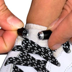 Elastische veters zonder strikken reflecterend 7mm capsule sluiting zwart detailfoto van hoe de sluiting werkt