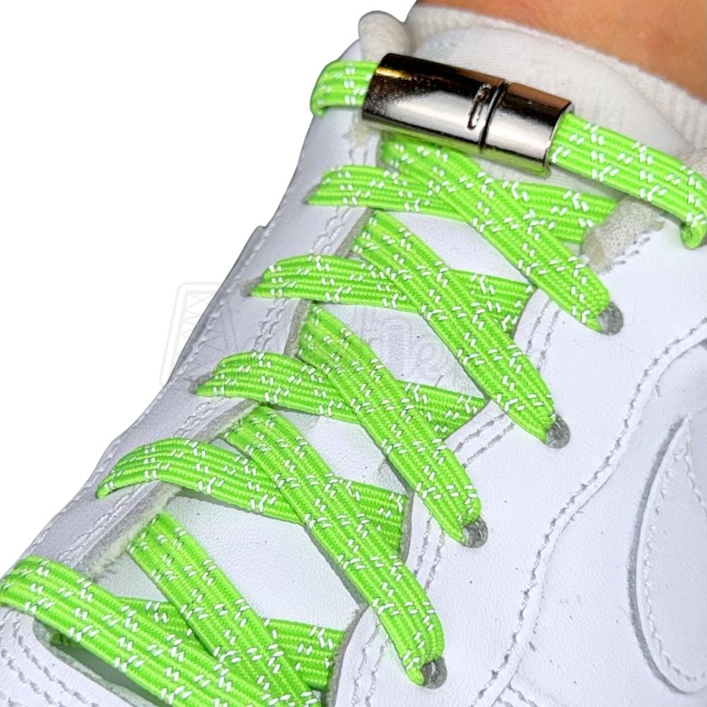 Elastische veters zonder strikken reflecterend 7mm magnetische sluiting fluorescerend groen geregen in witte Nike Air Force 1