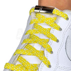 Elastische veters zonder strikken reflecterend 7mm magnetische sluiting geel geregen in witte Nike Air Force 1