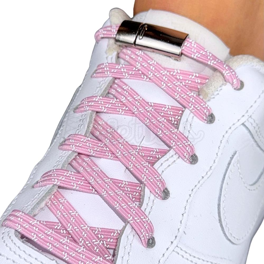 Elastische veters zonder strikken reflecterend 7mm magnetische sluiting roze geregen in witte Nike Air Force 1