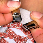 Elastische veters zonder strikken reflecterend 7mm magnetische sluiting zalmroze detailfoto van hoe de sluiting werkt