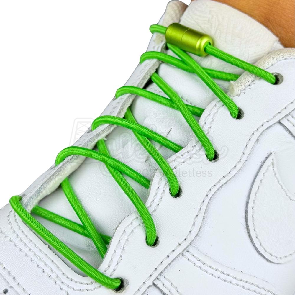 Elastische veters zonder strikken rond 3mm capsule sluiting appelgroen geregen in witte Nike Air Force 1