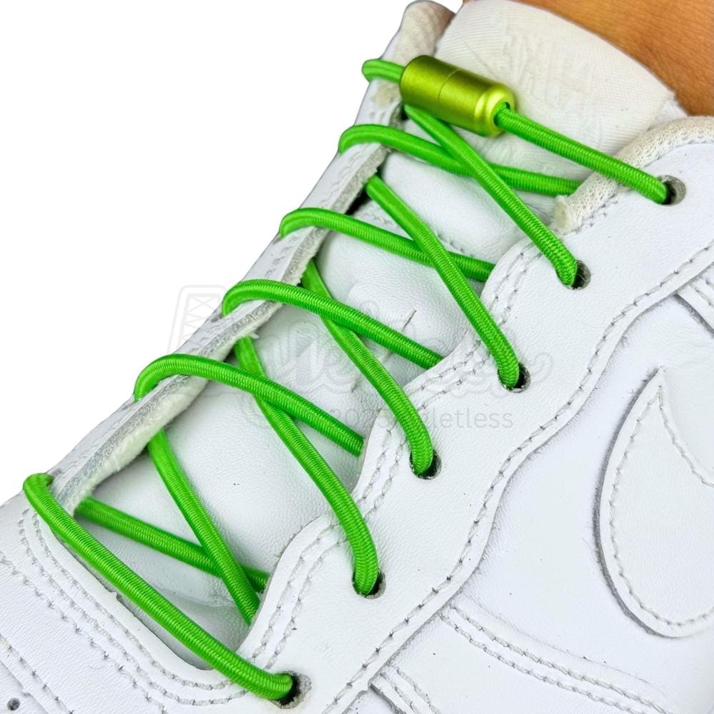 Elastische veters zonder strikken rond 3mm capsule sluiting appelgroen geregen in witte Nike Air Force 1