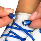 Elastische veters zonder strikken rond 3mm capsule sluiting blauw detailfoto van hoe de sluiting werkt