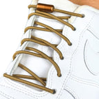 Elastische veters zonder strikken rond 3mm capsule sluiting bruin geregen in witte Nike Air Force 1