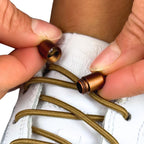 Elastische veters zonder strikken rond 3mm capsule sluiting bruin detailfoto van hoe de sluiting werkt