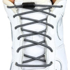 Elastische veters zonder strikken rond 3mm capsule sluiting donkergrijs met stretch uitgerekt