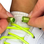 Elastische veters zonder strikken rond 3mm capsule sluiting fluorescerend groen detailfoto van hoe de sluiting werkt