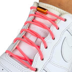 Elastische veters zonder strikken rond 3mm capsule sluiting fluorescerend rood geregen in witte Nike Air Force 1