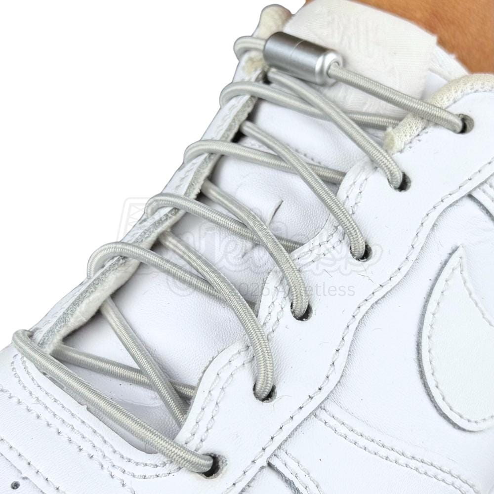Elastische veters zonder strikken rond 3mm capsule sluiting grijs geregen in witte Nike Air Force 1