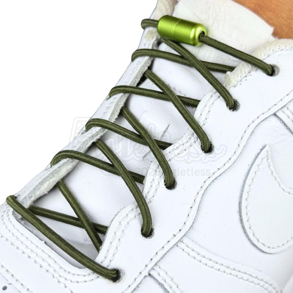 Elastische veters zonder strikken rond 3mm capsule sluiting mosgroen geregen in witte Nike Air Force 1