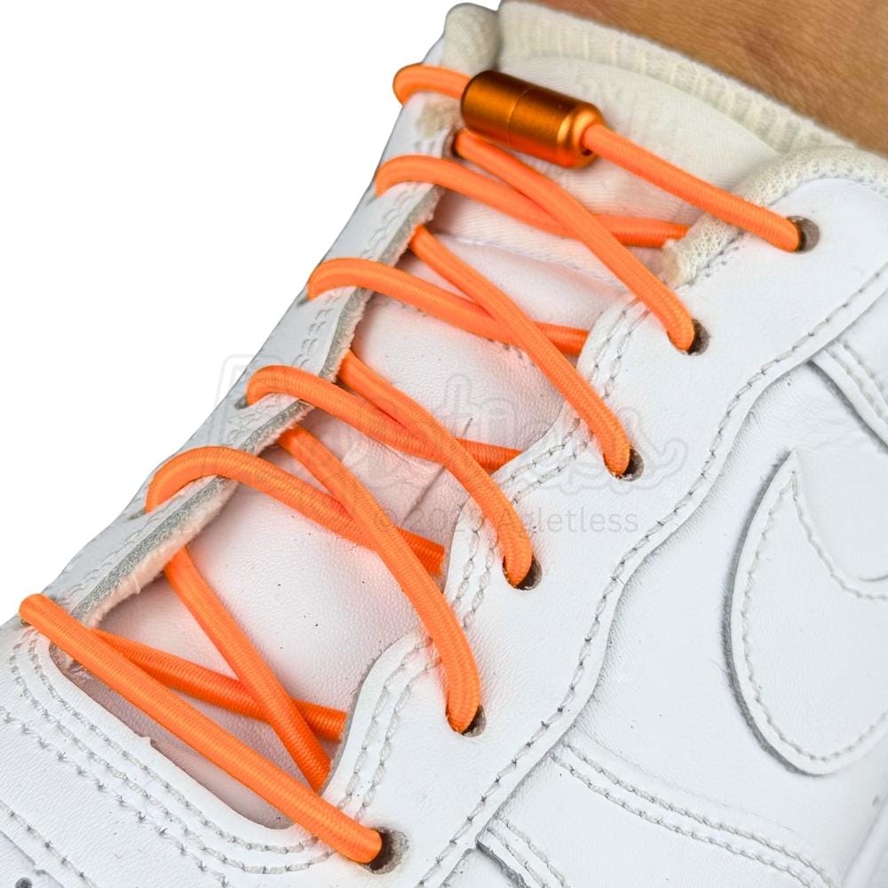 Elastische veters zonder strikken rond 3mm capsule sluiting oranje geregen in witte Nike Air Force 1
