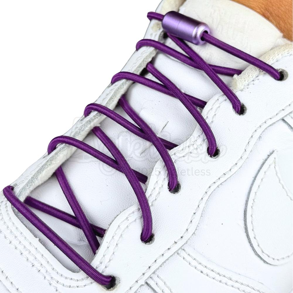 Elastische veters zonder strikken rond 3mm capsule sluiting paars geregen in witte Nike Air Force 1