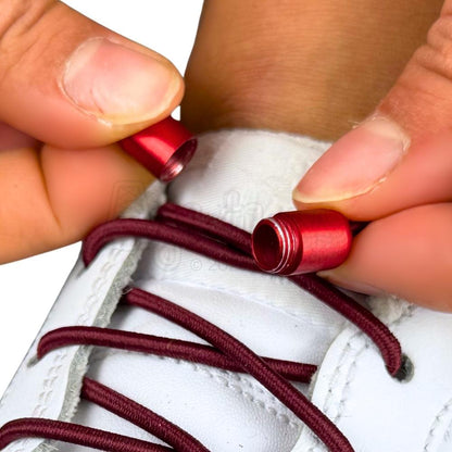 Elastische veters zonder strikken rond 3mm capsule sluiting wijnrood detailfoto van hoe de sluiting werkt